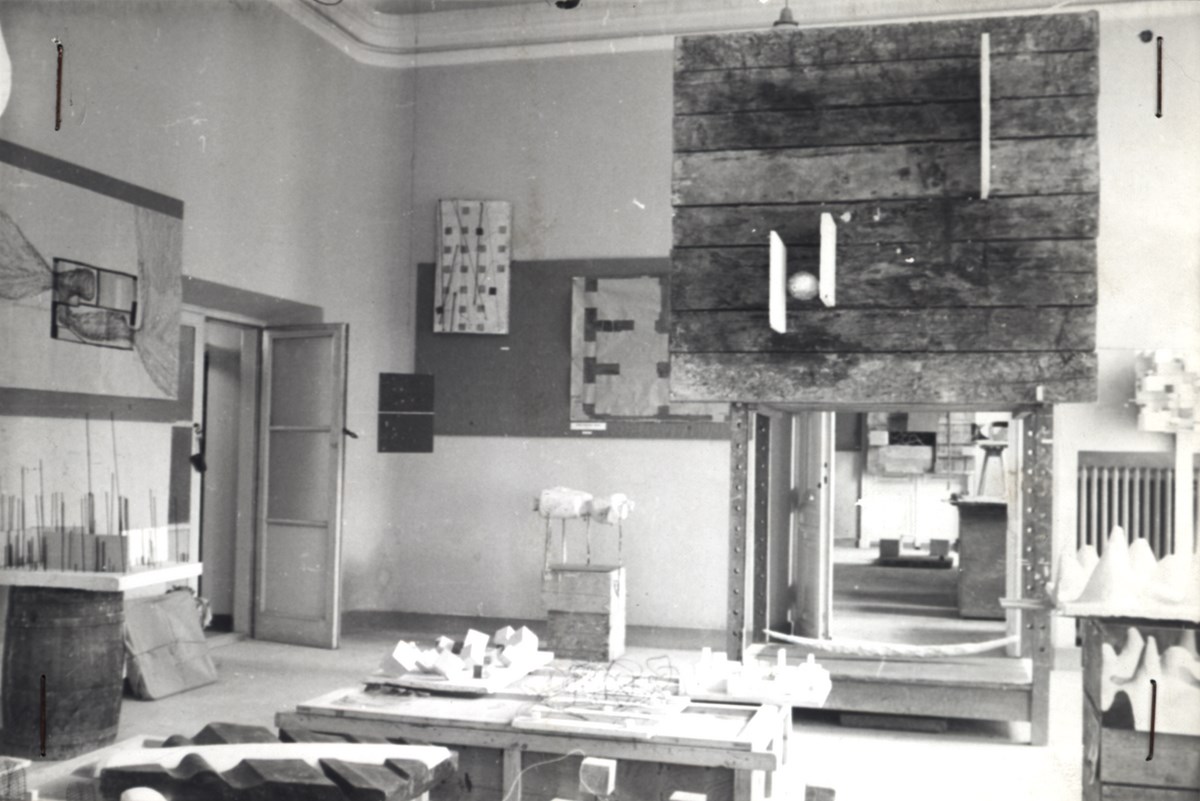 Wnętrze pracowni Oskara Hansena w czasie wystawy dorocznej, ok. 1959. Fot. archiwum MASP