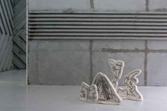 Mick Peter, Lying and Liars installation (Image shows Reading and Tyre Knot Wall) 2012, Cement, polystyrene, acrylic resin with metal armature Courtesy of Galerie Crčvecśur, Paris and Collective Gallery, Edinburgh (źródło: materiały prasowe organizatora)