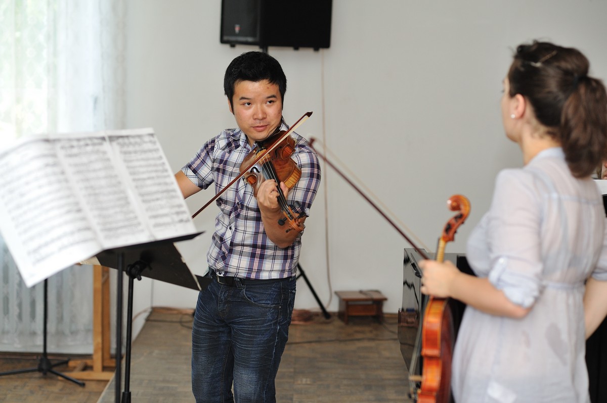 Prof. Xiaoming Wang - skrzypce (źródło: materiały prasowe MF&MC Piła 2013)