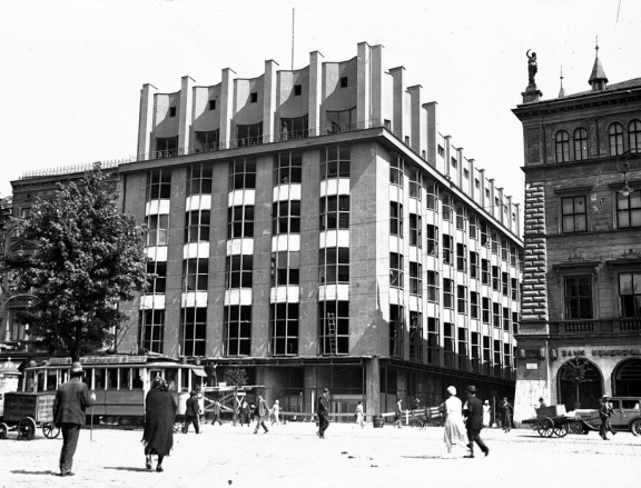 Fragment linii A-B z widocznym budynkiem Towarzystwa Ubezpieczeniowego Feniks w Krakowie, proj. Adolf Szyszko Bohusz, Narodowe Archiwum Cyfrowe (źródło: materiały prasowe organizatora)