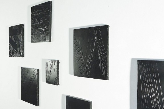 Jakub Ciężki, „blackout”, na zdjęciu obiekty rzeźbiarsko-malarskie, fot. Krzysztof Morcinek (źródło: materiały prasowe organizatora)