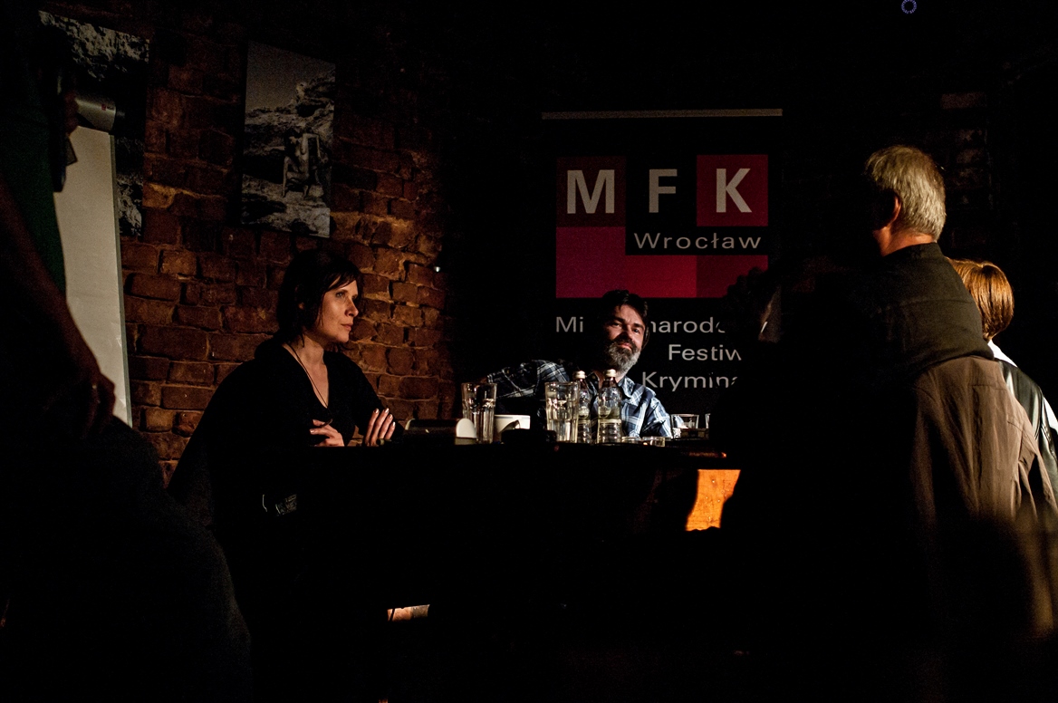Wrocławscy pisarze, Marta Mizuro i Piotr Kędzierski, przesłuchiwani przez wrocławskich policjantów(źródło: materiały prasowe)