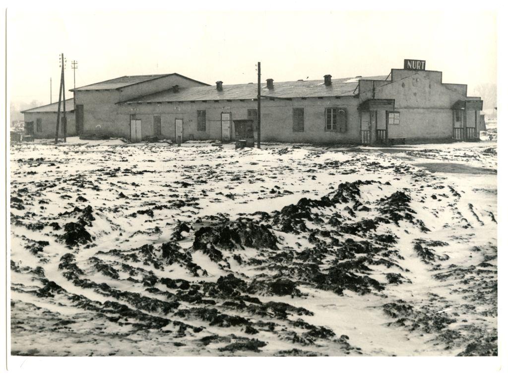 Budynek na os. Szkolnym, w którym mieścił się robotniczy teatr Nurt (obecnie w tym miejscu znajduje się boisko sportowe), autor nieznany, ok. 1953, wł. MHK (źródło: mat. prasowe)