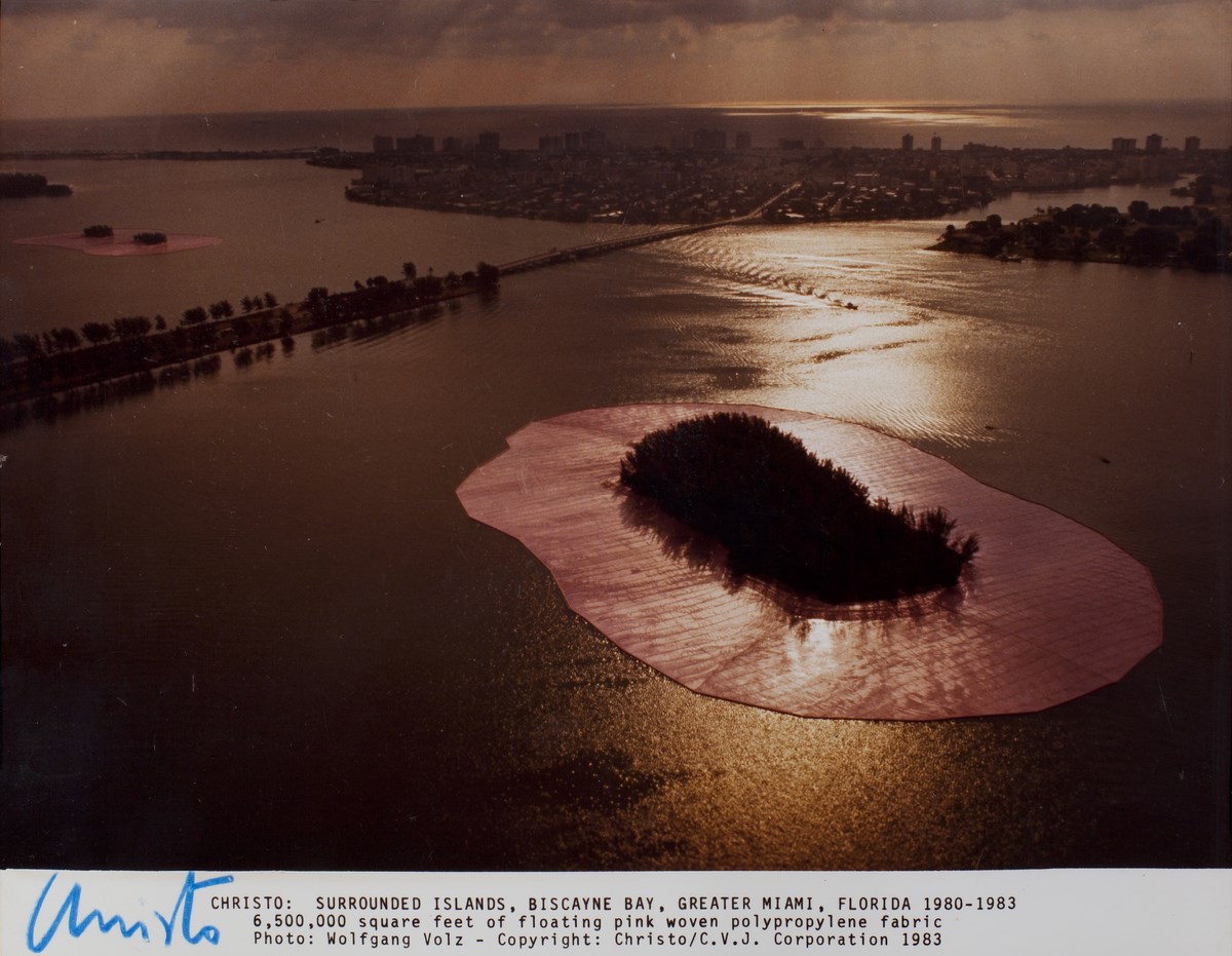 Christo, „Surrounded Island”, Floryda 80-83, fot. Wolfgang Volz, 1983, fotografia, 27 x 19 cm (źródło: materiały prasowe organizatora)