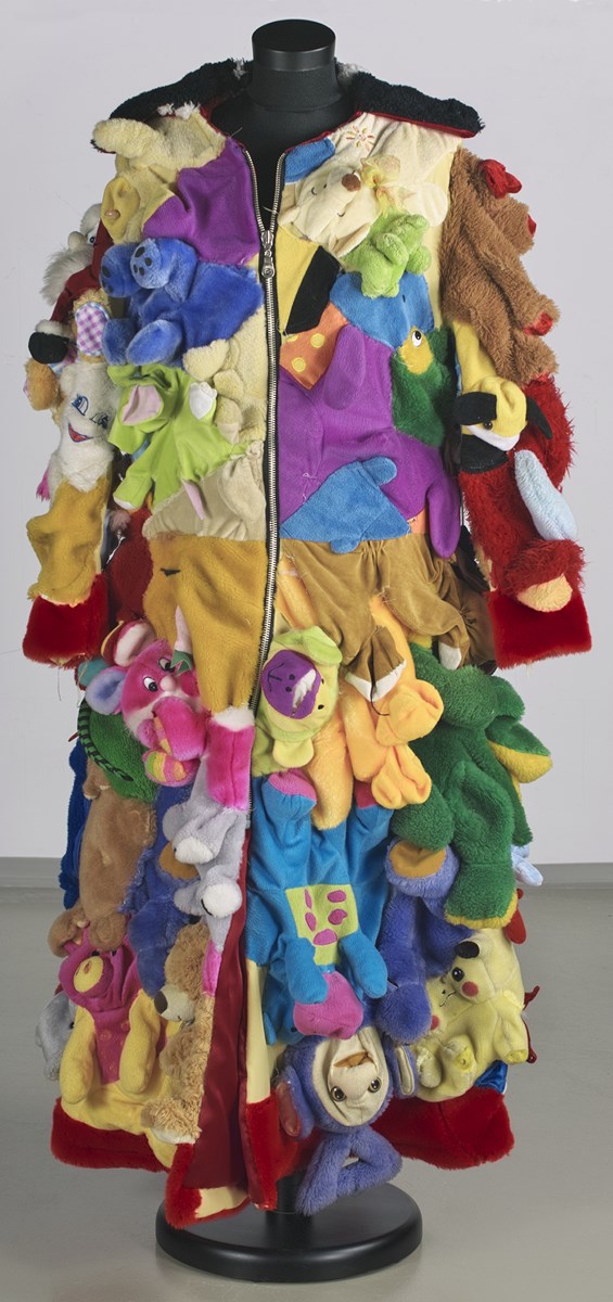 Maciej Kurak, „Max Skorwider, Toy Story”, 2011, płaszcz wykonany z pluszowych zabawek, fot. Wojciech Kuberski (źródło: materiały prasowe organizatora)