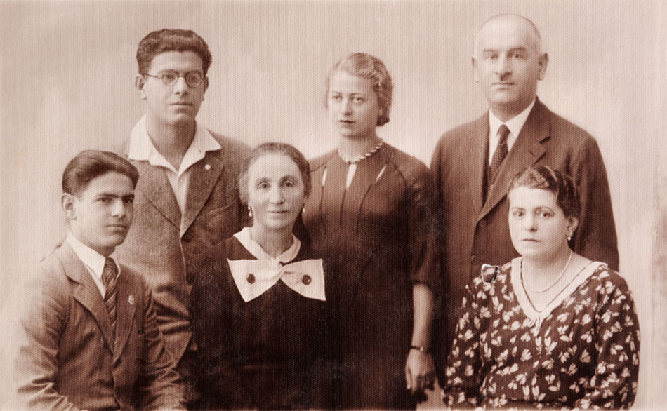 Kołomyja, październik 1934. Rodzina Neiderów. U góry od lewej: Marceli Neider, Malwine Harth, Wilhelm Neider (ojciec Autora), w pierwszym rzędzie od lewej: Natan Neider, Sabine Harth (z d. Neider, siostra Wilhelma), Antonina Neider (mama Autora). Fot. ze zbiorów Tomasza Najdera