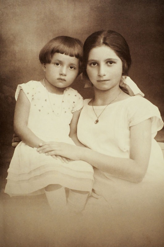 Pola Resch (z lewej) i jej siostra Bela, połowa lat 20. Fot. ze zbiorów Tomasza Najdera