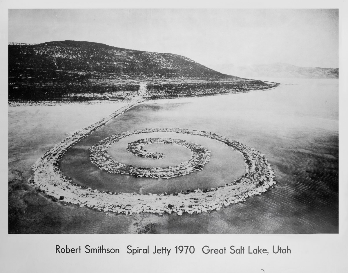 Robert Smithson, „Spiral Jetty”, 1970, , Great Sal Lake, Utah, 1970, druk, 59,3x76 cm (źródło: materiały prasowe organizatora)