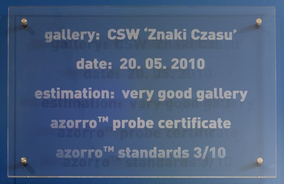 Supergrupa Azorro, „Azorro Standard”, 2010, tablica, 75x50 cm, fot. Wojciech Kuberski, CSW Toruń (źródło: materiały prasowe organizatora)