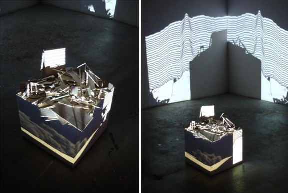Alberto Lezaca de Paz, Stan symulacji, instalacja kontekstualna, płyty MDM, drewno, pleksi, wideo projekcja, 2011 (źródło: materiały prasowe organizatora)