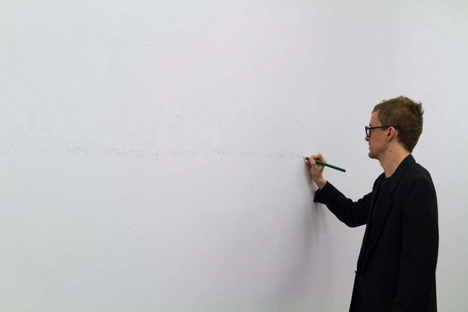 Oskar Dawicki, „O dwie prace za mało”, wernisaż wystawy, Galeria Arsenał w Białymstoku, 15 listopada 2013 r. (źródło: materiały prasowe organizatora)