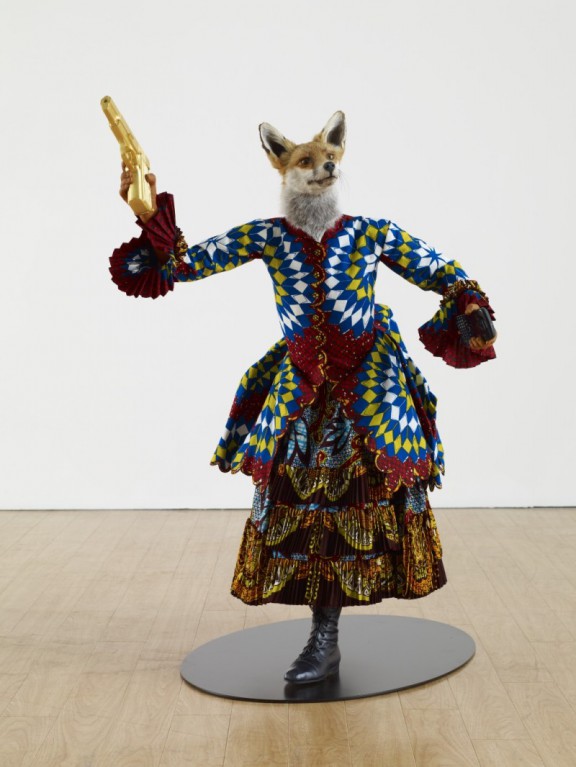 Yinka Shonibare „Revolution Kid (fox girl)”, 2012. Mannequin, Dutch wax printed cotton, fibreglass, leather, taxidermy fox head, steel base plate, BlackBerry and 24 carat gold gilded gun 44 x 36 x 30 inches (źródło: materiały prasowe organizatora)