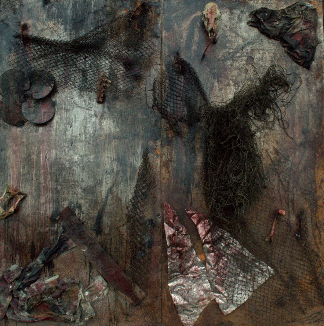 Kacper Piskorowski, „Bez tytułu 2”, technika mieszana, farba olejna, siatka, druty, aluminium, kości zwierzęce, tkaniny, format 200x200 cm, 2013 (źródło: materiały prasowe organizatora)