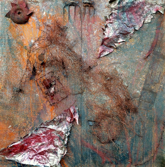 Kacper Piskorowski, „Bez tytułu 5”, technika mieszana, farba olejna ,siatka, druty, aluminium, głowy zwierzęce, łańcuch, 200x200 cm, 2013 (źródło: materiały prasowe organizatora)
