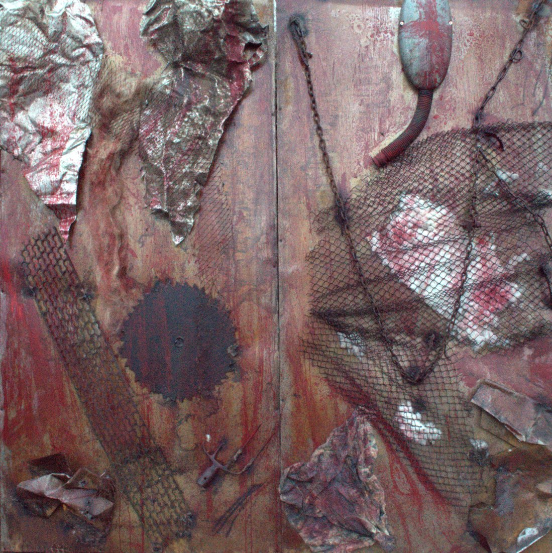 Kacper Piskorowski, „Bez tytułu 8”, technika mieszana, farba olejna, siatka, druty, aluminium, tkaniny, łańcuch, 200x200 cm, 2013 (źródło: materiały prasowe organizatora)