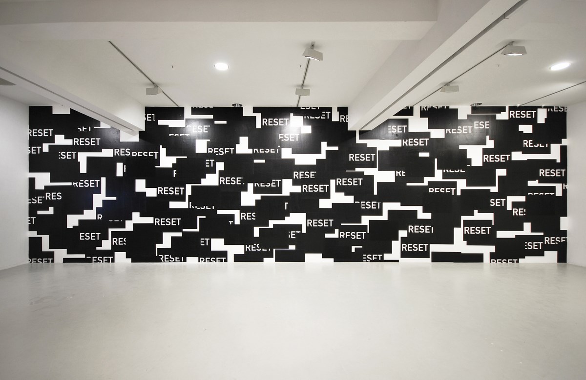 Sebastian Freytag, „Reset”, 2012, wydruk offsetowy na ścianie, instalacja w Kunstraum Düsseldorf (źródło: materiały prasowe organizatora)