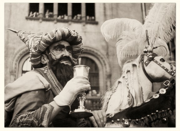 „Stanisław Andrasz w roli Lajkonika w czasie poczęstunku przed siedzibą Urzędu Miasta”, fot. Wiesław Tomaszkiewicz, Kraków, 1954-1957, wł. Muzeum Historii Fotografii im. Walerego Rzewuskiego w Krakowie (źródło: mat. prasowe)