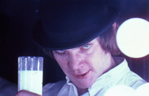 Stanley Kubrick, „Mechaniczna pomarańcza” (Wlk. Bryt./USA, 1970-71). Alex DeLarge (Malcolm McDowell) w barze mlecznym Korova. © Warner Bros. Entertainment Inc. (źródło: materiały prasowe organizatora)