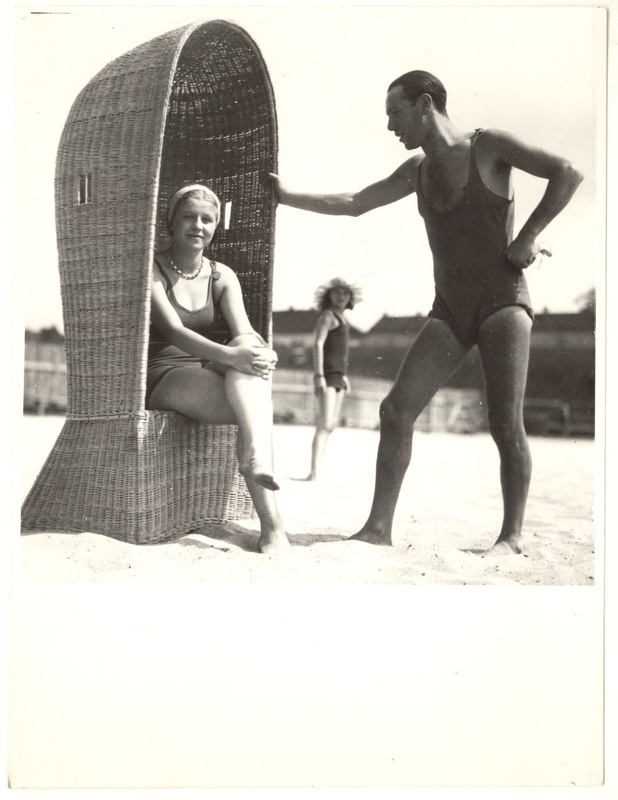 Stadion miejski – pływalnia. Plaża przy basenie, 1938 r., fot. Agencja Fotograficzna Światowid, MHK-Fs12671/IX (źródło: materiały prasowe)