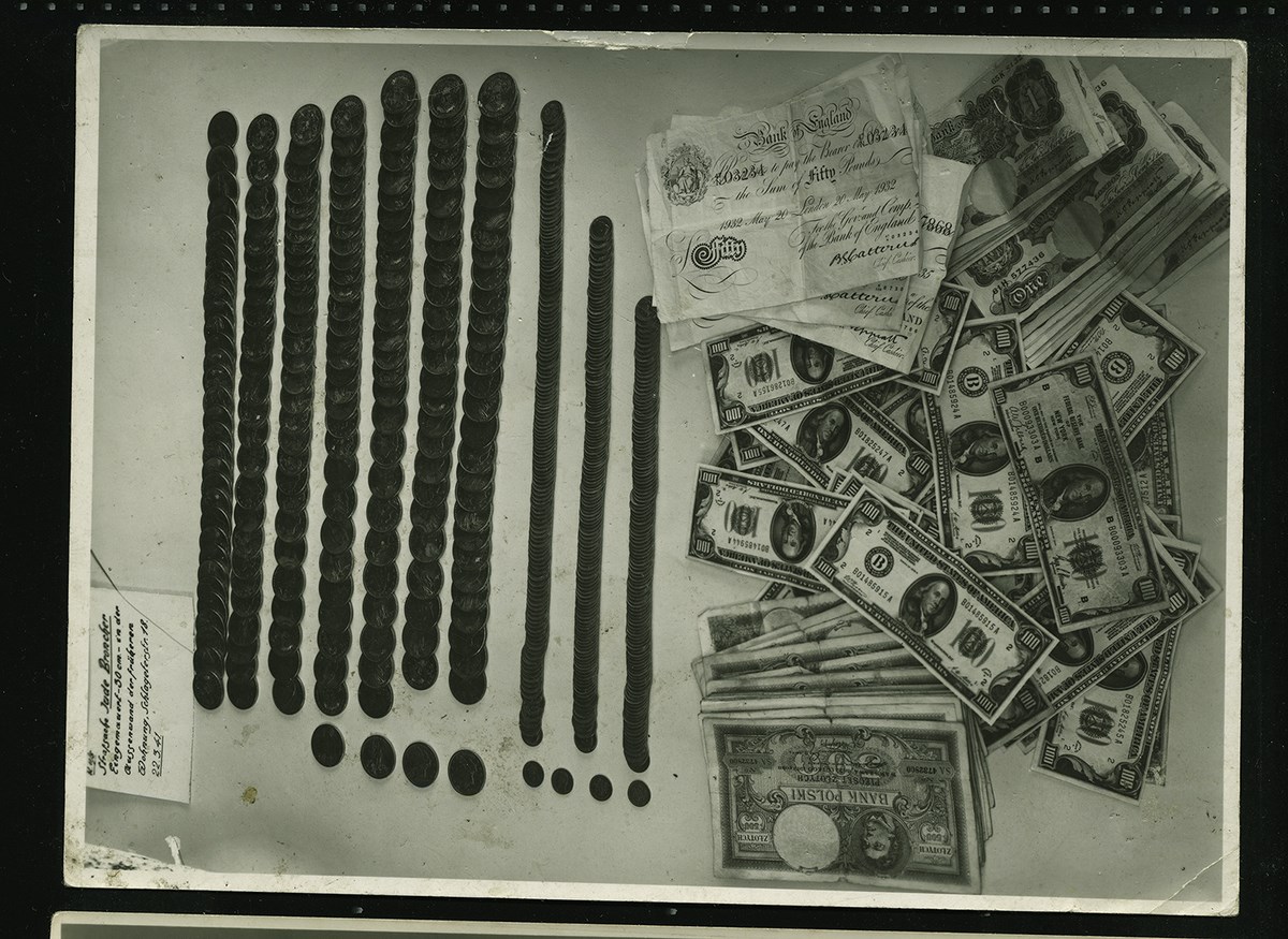 Fotograf nieznany, „Pieniądze znalezione w żydowskim domu”, Łódź, 1941, zbiory prywatne (źródło: materiały prasowe organizatora)