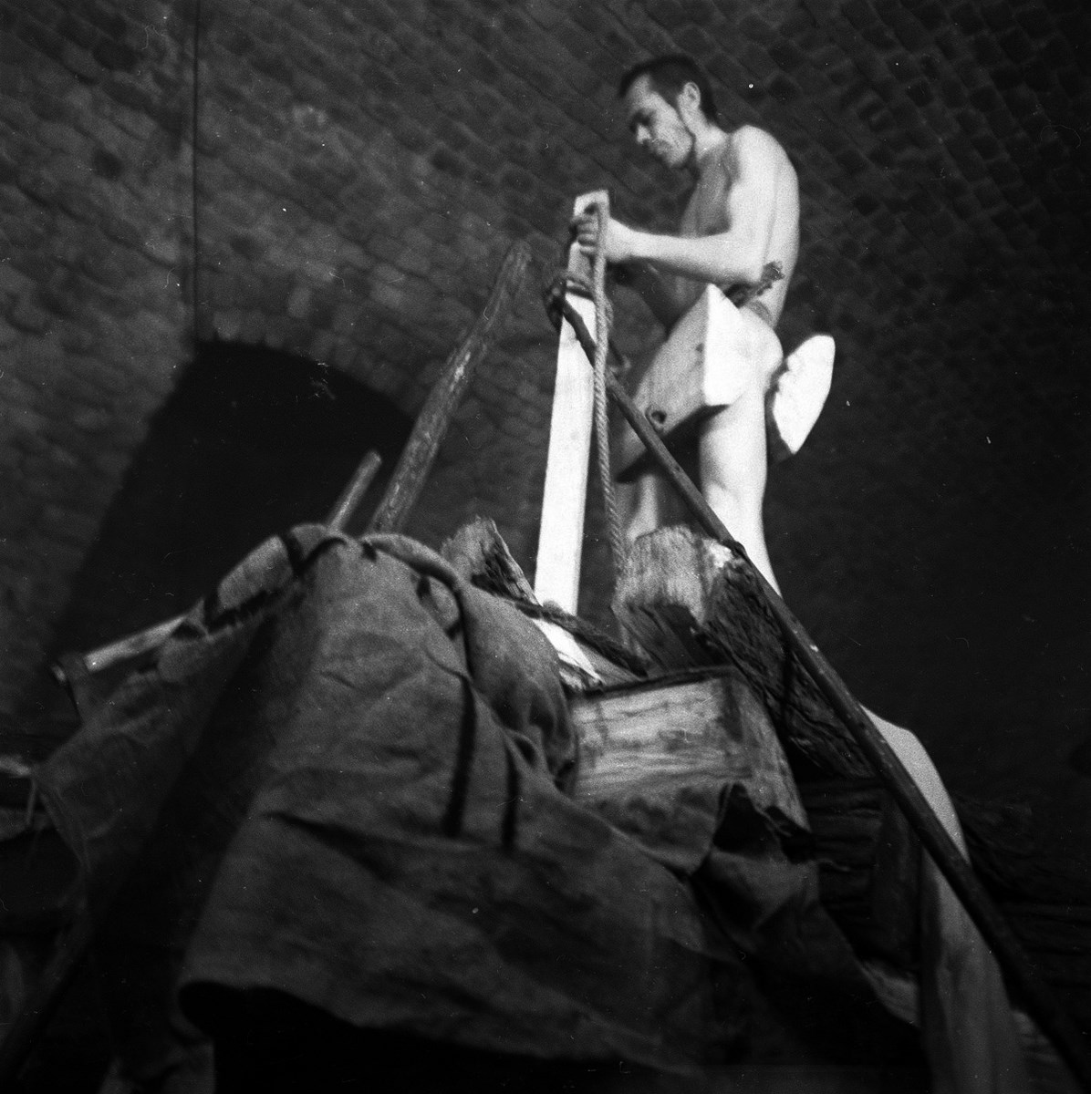 Jerzy Bereś, happening „Przepowiednia II”, Galeria Krzysztofory, Kraków, 1968, fot. Eustachy Kossakowski (źródło: materiały prasowe organizatora)