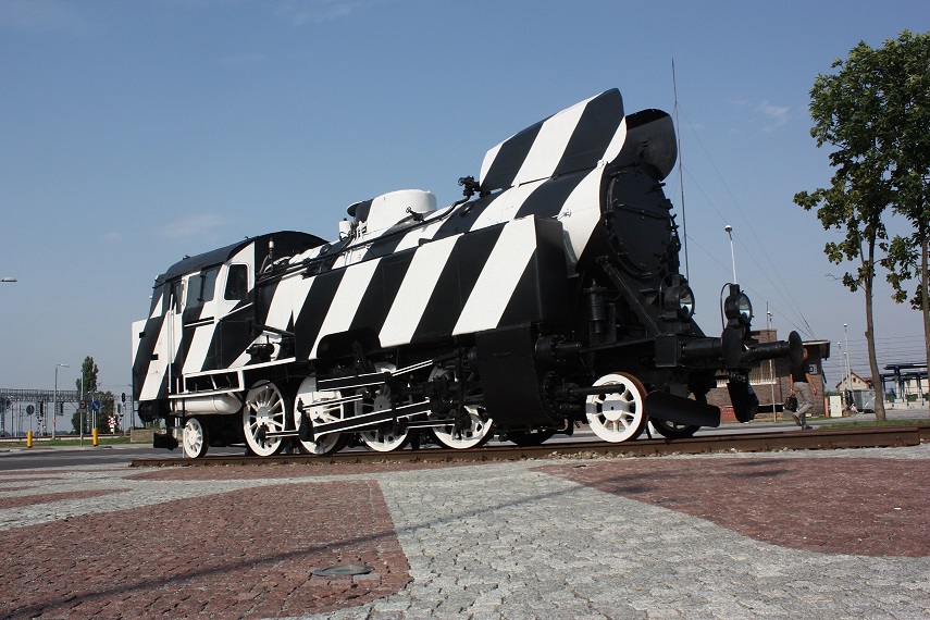 Atrakcja turystyczna Węzła Transportowego w Tczewie – lokomotywa pomalowana w czarno-białe pasy, fot. Józef M. Ziółkowski (źródło: materiały prasowe organizatora)