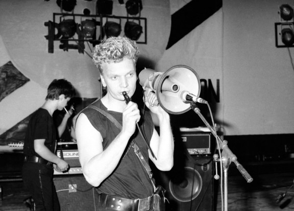 Grzegorz Ciechowski podczas koncertu Republiki w warszawskim klubie „Riviera" w 1985 r., fot. Wiktor Franczyszyn (źródło: materiały prasowe organizatora)