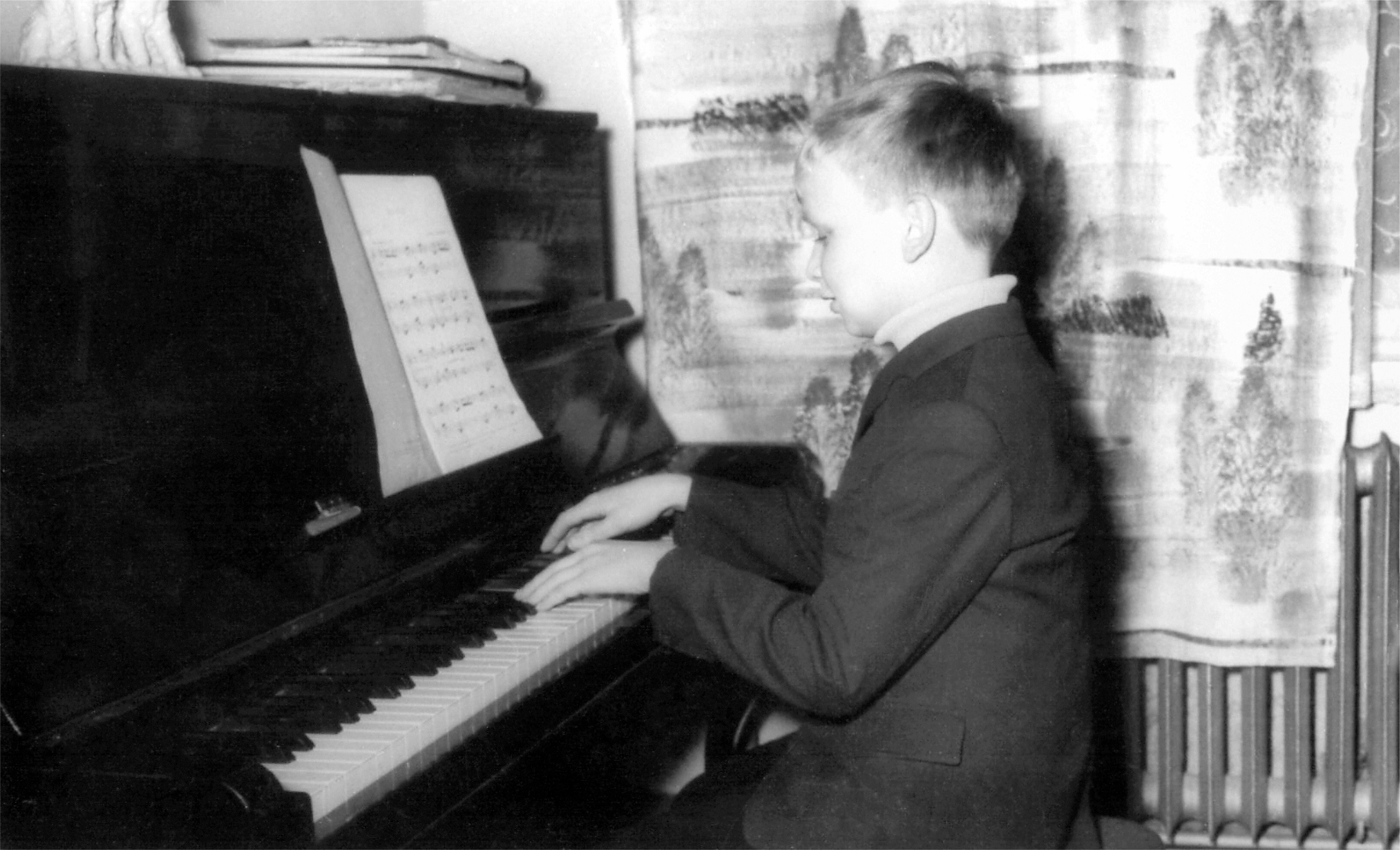 Grzegorz Ciechowski grający na domowym pianinie, fot. ze zbiorów Heleny Ciechowskiej (źródło: materiały prasowe organizatora)