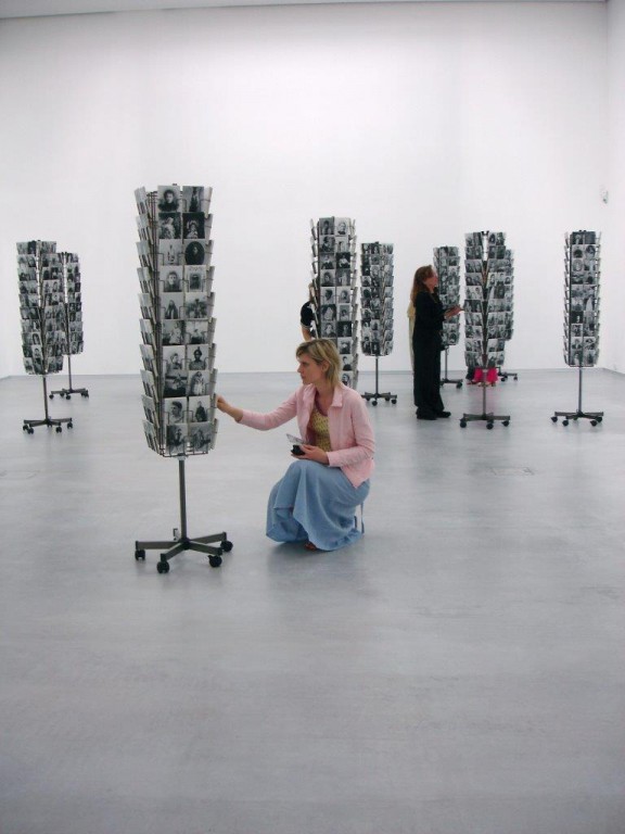 Wystawa „Berlin Heist”: Mathilde ter Heijne, „Woman to Go”, 2005-ongoing, Installation view Berlinische Galerie, Berlin, 2006, photo: Kai Dietrich (źródło: materiały prasowe organizatora)