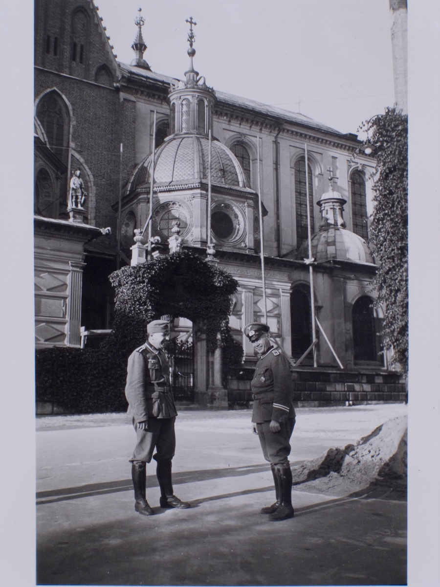 Niemcy przed Kaplicą Zygmuntowską w Krakowie (źródło: materiały prasowe)