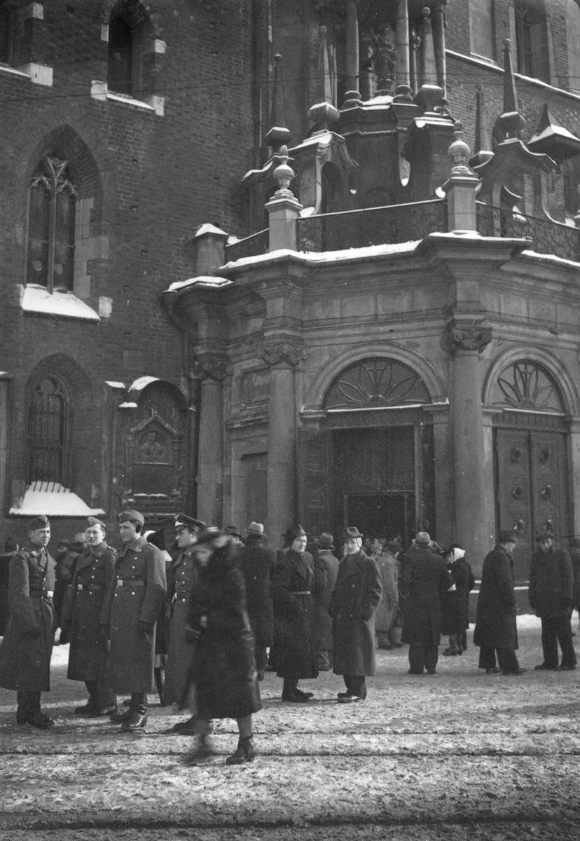 Żołnierze niemieccy i cywile przed kościołem (źródło: materiały prasowe)