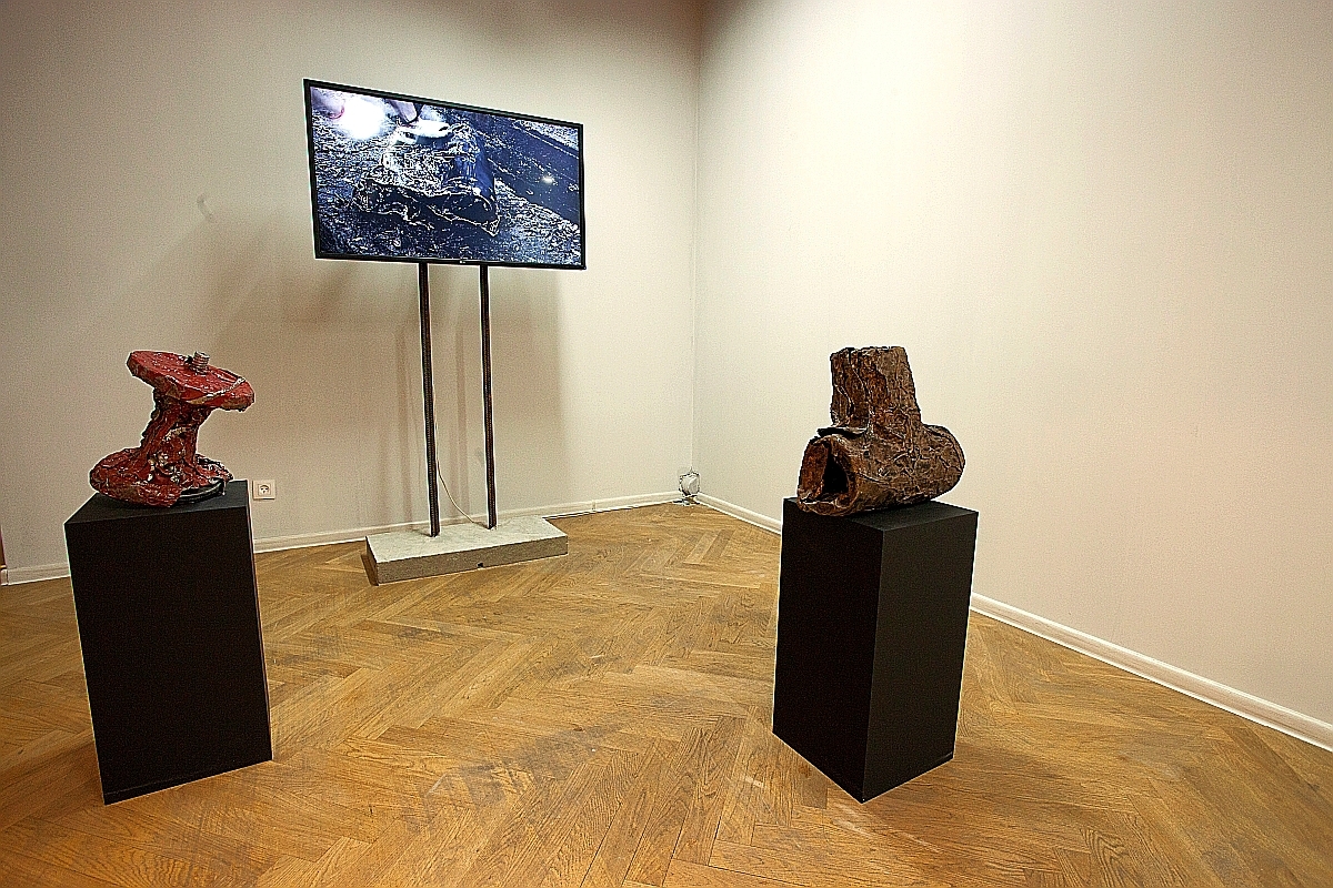 Adrian Kolarczyk, „Kompresja”, fot. Bartosz Świerszczek, wystawa „Rysopis”, WRO Art Center & Griffin Art Space (źródło: materiały prasowe organizatora)