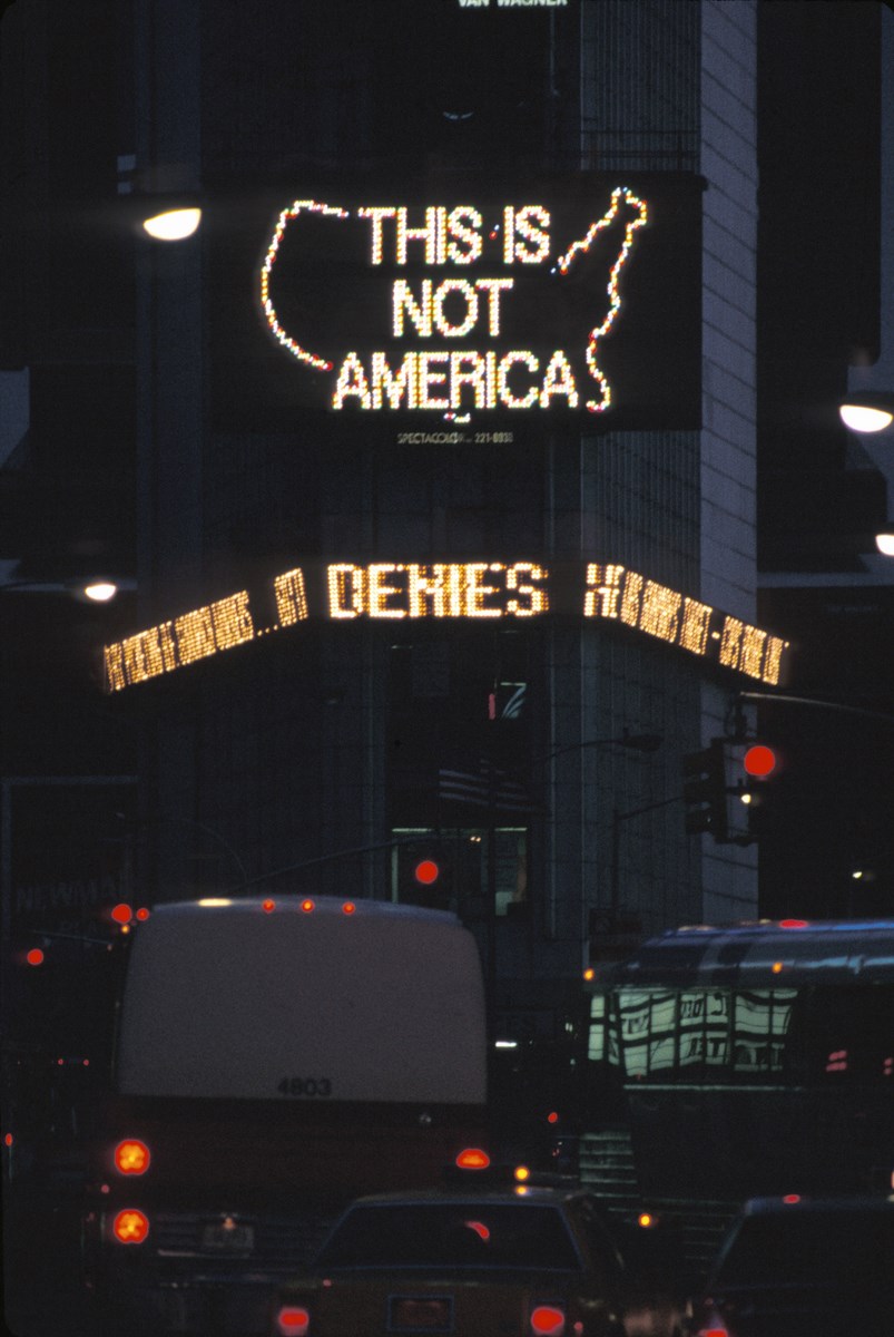 Alfredo Jaar, „Logo Ameryki”, 1987, interwencja w sferze publicznej cyfrowa animacja zamówiona przez The Public Art Fund na Spectacolor sign, Times Square, Nowy Jork, kwiecień 1987 dzięki uprzejmości artysty, Nowy Jork (źródło: materiały prasowe organizatora)