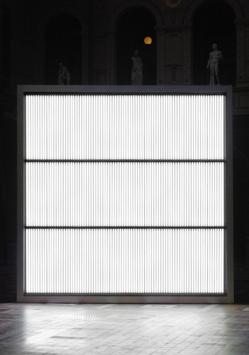 Alfredo Jaar, „Brzmienie ciszy”, 2006, drewniana konstrukcja, aluminium, lampy fluoroscencyjne, lampy ledowe, lampy błyskowe, statywy, projekcja wideo (8:00 zapętlone), projekt oprogramowania: Ravi Rajan, widok instalacji w École des Beaux Arts, Paryż, 2011, dzieki uprzejmości Galería Oliva Arauna, Madryt; kamel mennour, Paryż; Galerie Lelong, Nowy Jork; Galerie Thomas Schulte; Berlin i artysty, Nowy Jork (źródło: materiały prasowe organizatora)