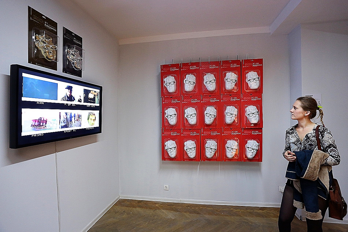 Filip Igantowicz, „Autoportret”, fot. Mirosław E. Koch, wystawa „Rysopis”, WRO Art Center & Griffin Art Space (źródło: materiały prasowe organizatora)