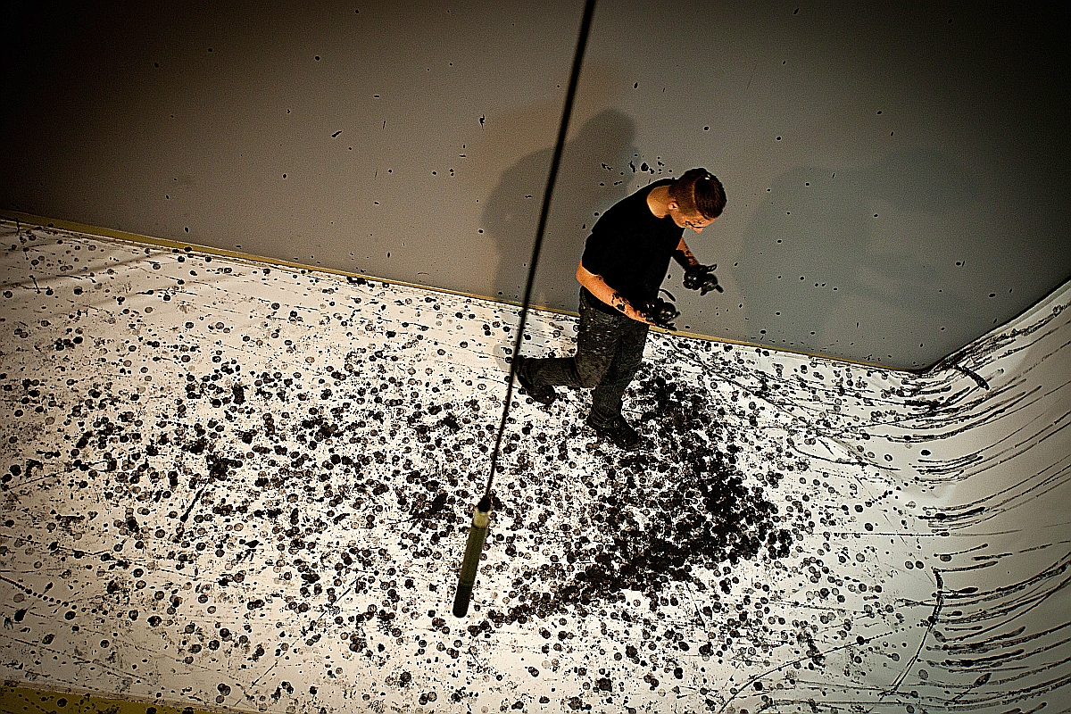 Kuba Borkowicz, „Endurance”, fot. Bartosz Świerszczek, wystawa „Rysopis”, WRO Art Center & Griffin Art Space (źródło: materiały prasowe organizatora)