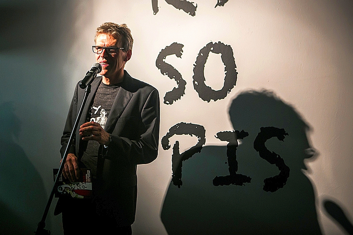 Na zdjęciu: Piotr Krajewski, fot. Marcin Maziej, wystawa „Rysopis”, WRO Art Center & Griffin Art Space (źródło: materiały prasowe organizatora)