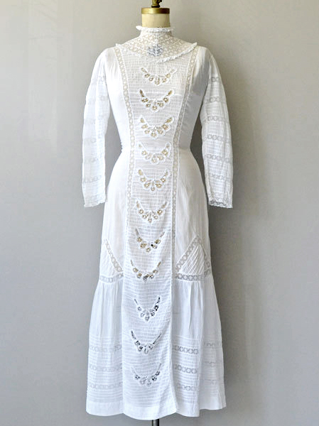 Agnieszka Baaske, „suknia ślubna / wedding dress”, obiekt, 2014 (źródło: materiały prasowe organizatora)