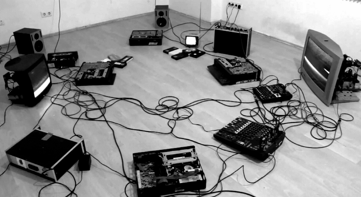 Gerard Lebik, „VHS ESP”, instalacja dźwiękowa, koncert, 2014 (źródło: materiały prasowe organizatora)