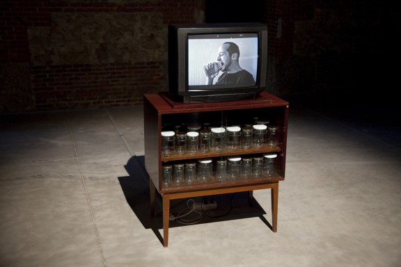 Adi Matei, „Jars jaws”, „Słoiki szczęki” (źródło: materiały prasowe organizatora)