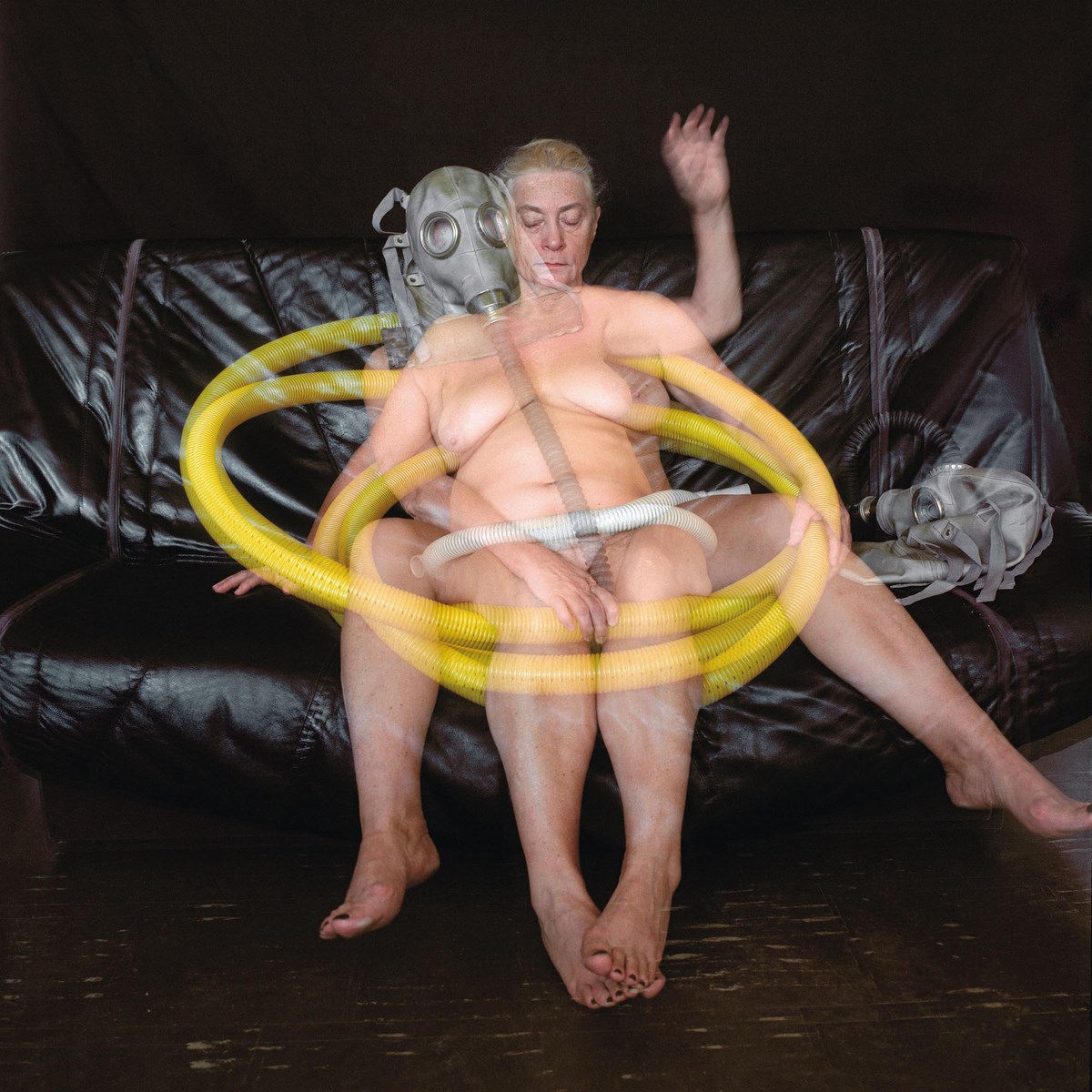 Natalia LL, „Erotyzm trwogi”, 2006, fotografia barwna, 300 x 300 cm. Dzięki uprzejmości artystki (źródło: materiały prasowe organizatora)