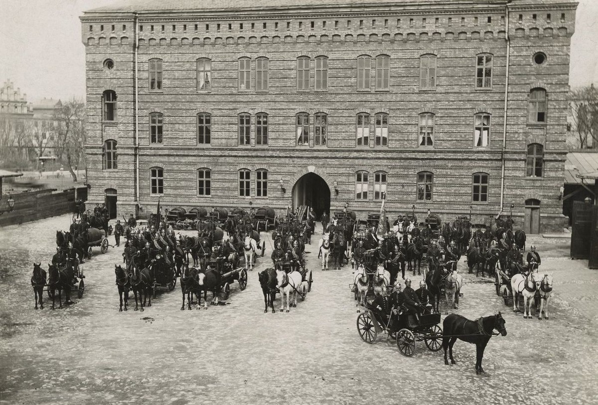 Straż pożarna przy ul. Kolejowej (obecnie ul. Westerplatte), ok. 1890 r. (źródło: materiały prasowe)
