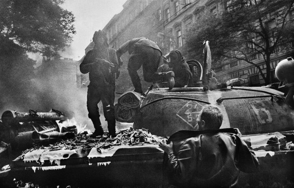 Josef Koudelka, „Inwazja wojsk Układu Warszawskiego w pobliżu głównej siedziby radia”, z cyklu „Inwazja. Praga 68” (źródło: materiały prasowe organizatora)