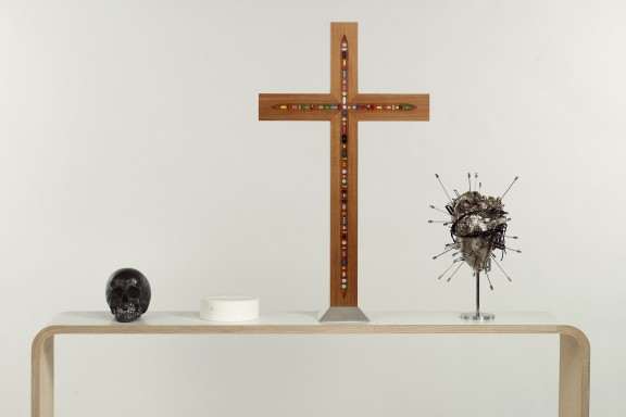 „New Religion. The Altar Table” („Nowa Religia. Ołtarz”), 2005, fot. Prudence Cuming Associates / © Damien Hirst and Science Ltd. (źródło: materiały prasowe organizatora)