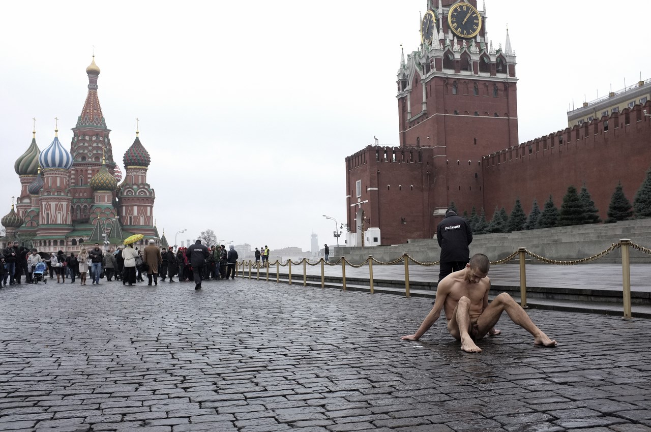 Petr Pavlensky, dokumentacja akcji „Fiksacja” (źródło: materiały prasowe organizatora)