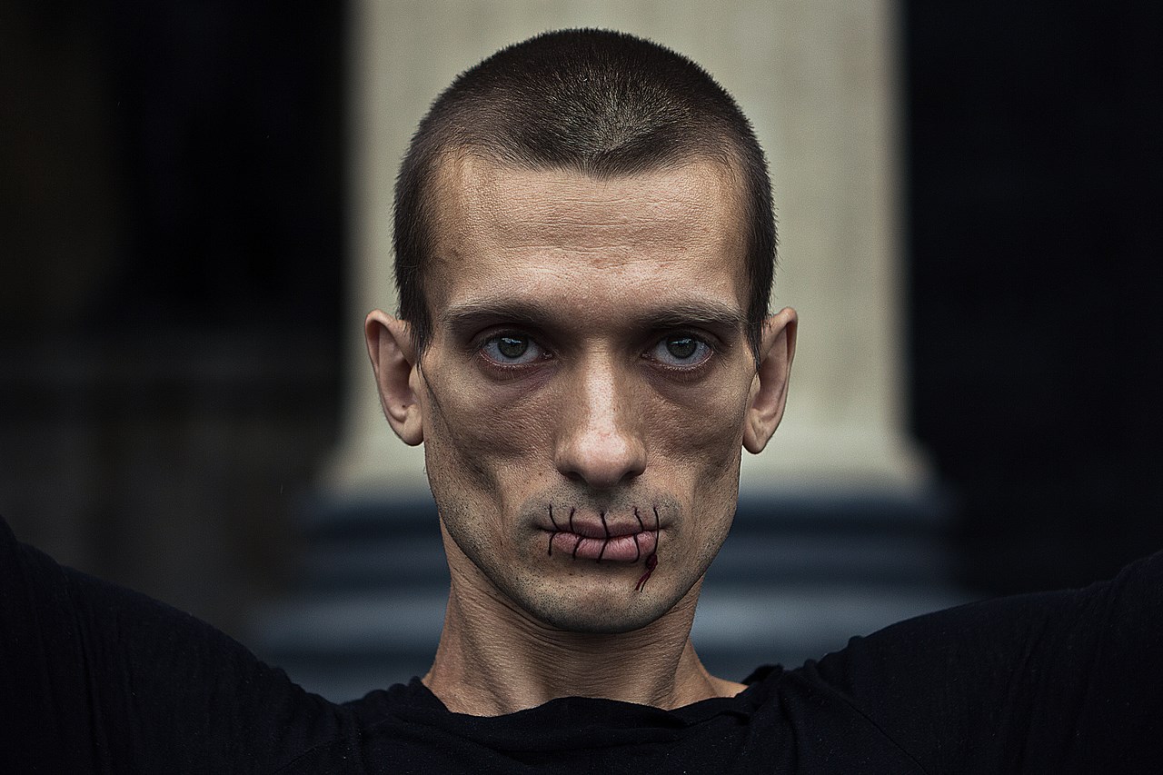 Petr Pavlensky, dokumentacja akcji „Szew”, fot. Gleb Haski (źródło: materiały prasowe organizatora)
