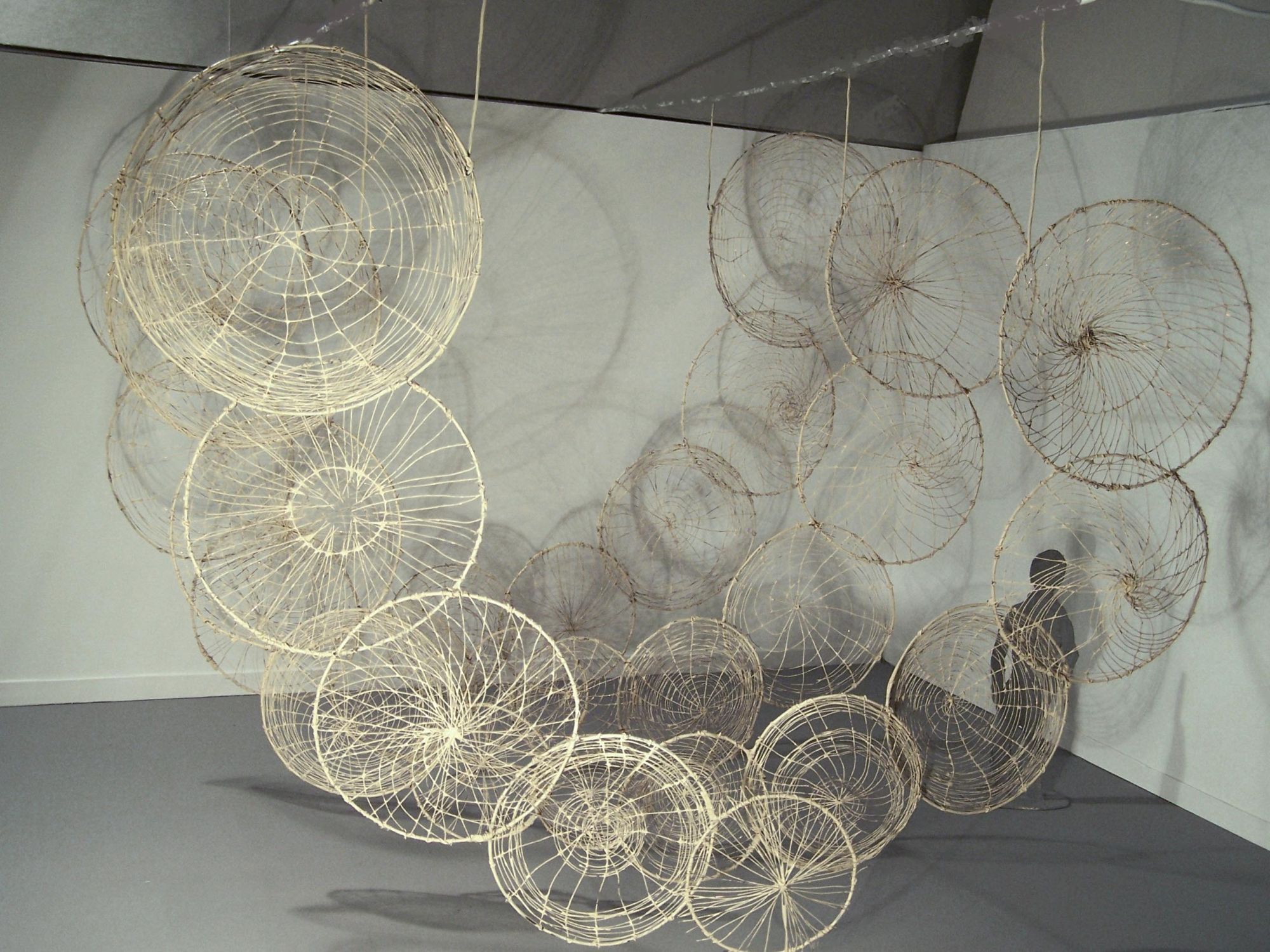 „Ogrody”, Mirosław Maszlanko, „Membrany”, 2015, obiekt przestrzenny: kręgi drewniane, trawa, wosk, wizualizacja pracy na wystawie (źródło: materiały prasowe)