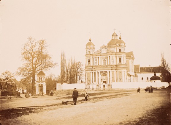 Widok na kościół św. Piotra i Pawła na Antokolu, Wilno, fotografia czarno-biała, brom tonowany (źródło: materiały prasowe)
