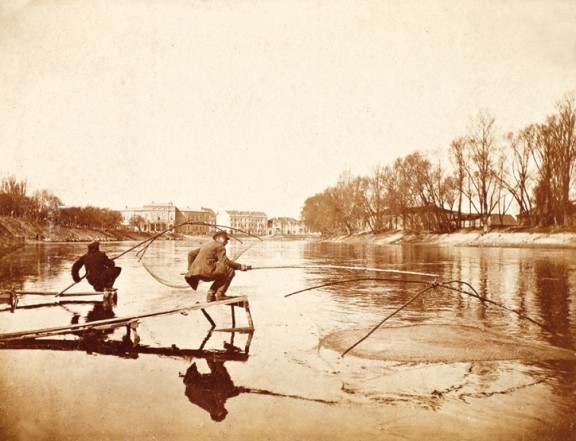 Rybacy łowiący podrywkami ryby nad Wilią, Wilno, przełom XIX i XX wieku, fotografia czarno-biała, brom tonowany (źródło: materiały prasowe)