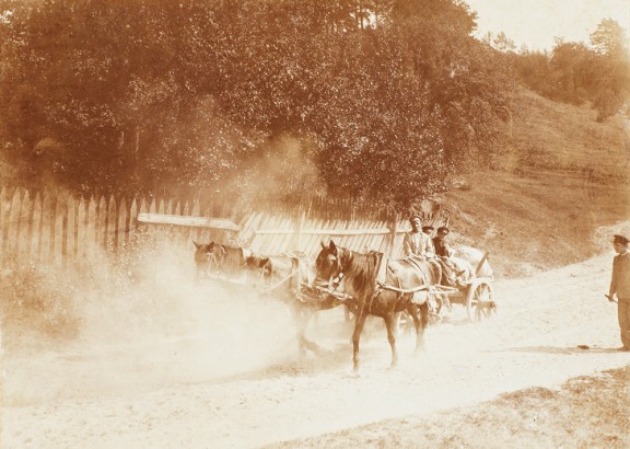 Droga z zaprzęgiem trzykonnym, okolice Wilna, 1897, fotografia czarno-biała, brom tonowany (źródło: materiały prasowe)